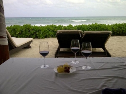 normal_002 - 0 Any Tomando Vinho com Amigos na Praia de Cancun