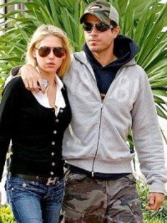 Enrique_Iglesias_1238769105_3; Enrique Iglesias y su esposa Anne
