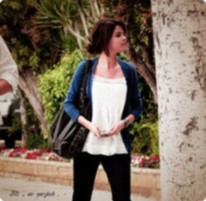 Miley ..(tipand si alergand se inpiedica....