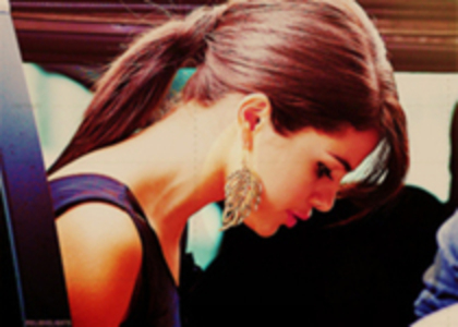 Asa  uite-i.... (a ramas cu privirea numai pe Gregg)