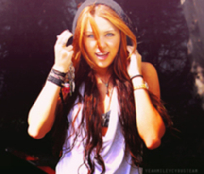 Selena .... Selly.... Selena (ii trase o palma) Selena..(tipa)