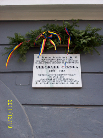 113_1475 - Dezvelire de placa comemorativa la Sighisoara in 26 noe 2011 a folcloristului Gh Cernea de catre Soc