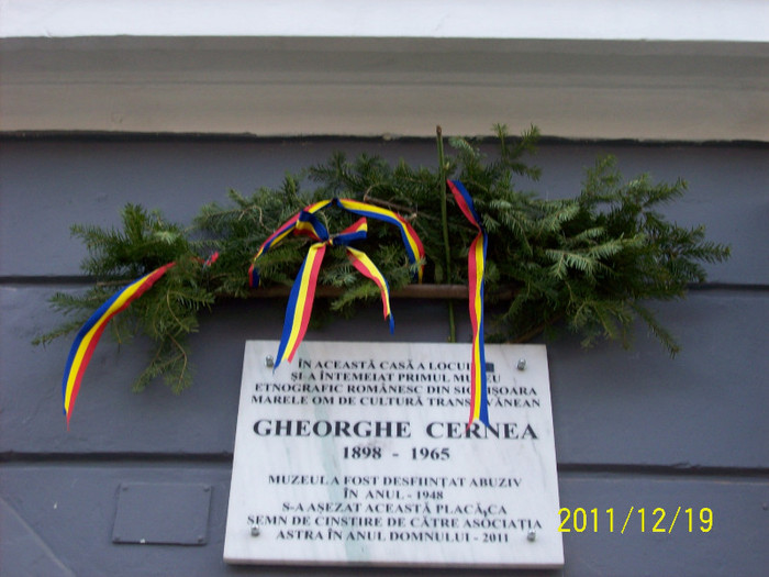 113_1476 - Dezvelire de placa comemorativa la Sighisoara in 26 noe 2011 a folcloristului Gh Cernea de catre Soc