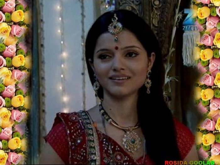 377532_312032035485618_100000364716636_1097062_1734898075_n - RUBINA DILAIK-o mica printesa