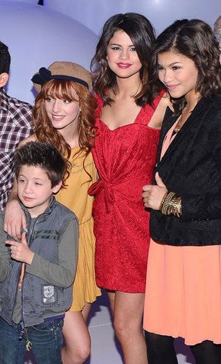197604_190097334358873_119669298068344_422719_5978462_n - Bella Thorne
