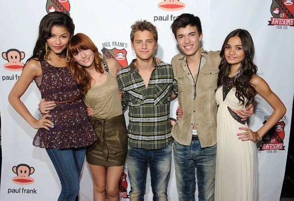 260082_213005575401382_119669298068344_547582_3281230_n - Bella Thorne