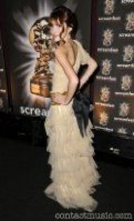 MV5BMjA1MzM0MDUzNF5BMl5BanBnXkFtZTcwMjY1MTM5Mg@@._V1._SX121_SY200_ - Bella Thorne