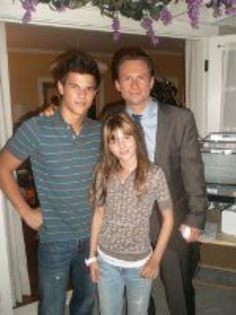 MV5BMjExMDU4NDcwOF5BMl5BanBnXkFtZTcwOTk5Mjc4MQ@@._V1._SX150_SY200_ - Bella Thorne