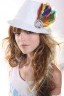 MV5BODg3MTg5NjM1MF5BMl5BanBnXkFtZTcwNzIwMDk2Mw@@._V1._SX133_SY200_ - Bella Thorne