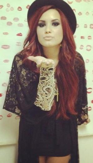 384119_209534019128151_100002146648921_444957_787280320_n - Demi Lovato  555