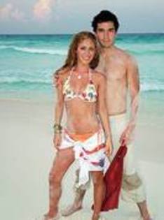 VUVYCDNGMQCYJKZZBVV - anahi y poncho