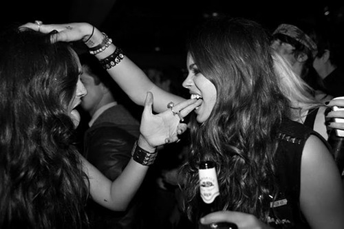 bite-black-and-white-curled-hair-drink-girls-Favim.com-224093_large_large - Descoperire