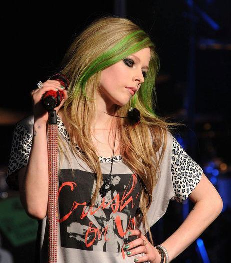 302305_227787577267024_155462817832834_573517_652193_n - 0  Avril Lavigne- Smile- Concert  0