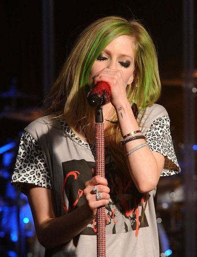 302830_227787610600354_155462817832834_573518_591841_n - 0  Avril Lavigne- Smile- Concert  0