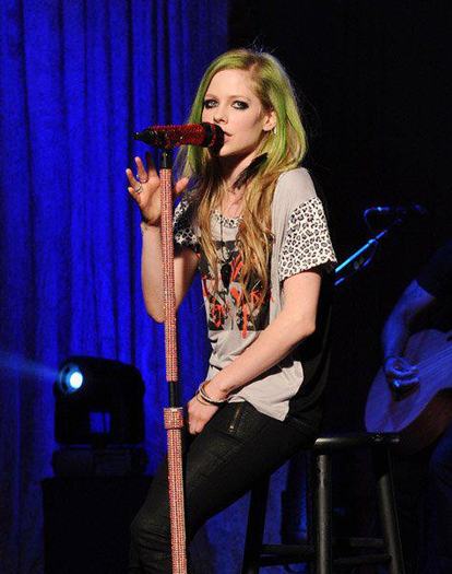 304540_227787410600374_155462817832834_573512_7275458_n - 0  Avril Lavigne- Smile- Concert  0