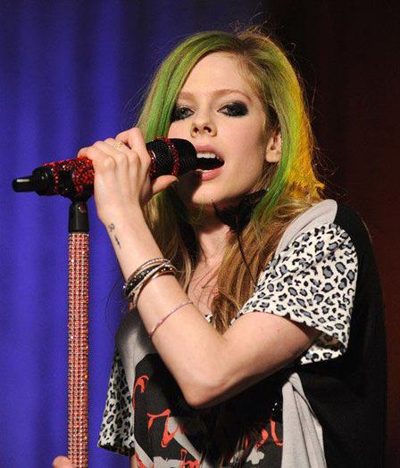 309300_227787437267038_155462817832834_573513_1434530_n - 0  Avril Lavigne- Smile- Concert  0