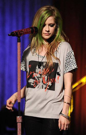 321650_227787483933700_155462817832834_573515_3321740_n - 0  Avril Lavigne- Smile- Concert  0