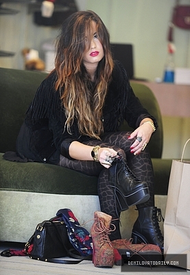 Demi (1) - Demi - October 6 - Goes shoe shopping in West Hollywood CA