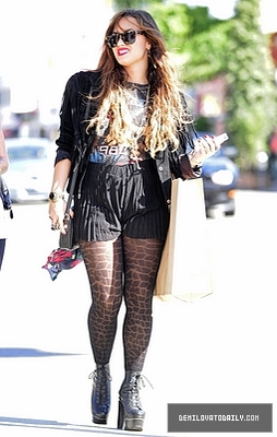 Demi (18) - Demi - October 6 - Goes shoe shopping in West Hollywood CA