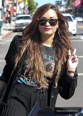 Demi (20) - Demi - October 6 - Goes shoe shopping in West Hollywood CA