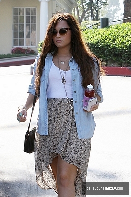 Demitzu (9) - Demi - October 17 - Leaves the BCBG Max Azria boutique in Beverly Hills CA