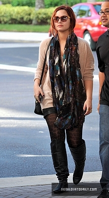 Demitzu (1) - Demi - December 10 - Arrives at her hotel in Fort Lauderdale in Miami FL