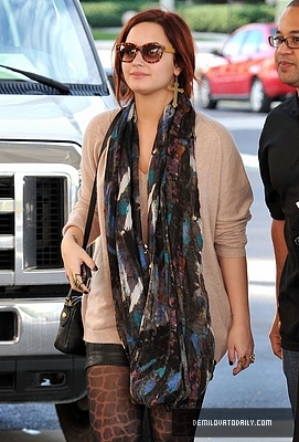 Demitzu (4) - Demi - December 10 - Arrives at her hotel in Fort Lauderdale in Miami FL