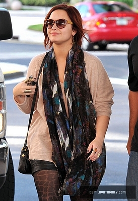 Demitzu (5) - Demi - December 10 - Arrives at her hotel in Fort Lauderdale in Miami FL