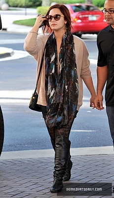 Demitzu (7) - Demi - December 10 - Arrives at her hotel in Fort Lauderdale in Miami FL