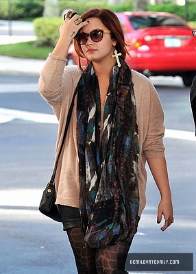 Demitzu (8) - Demi - December 10 - Arrives at her hotel in Fort Lauderdale in Miami FL