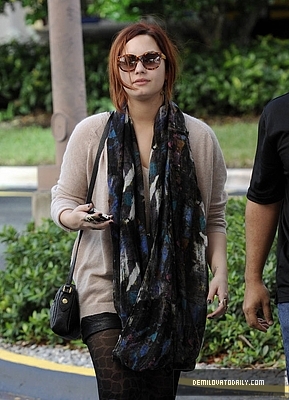 Demitzu (16) - Demi - December 10 - Arrives at her hotel in Fort Lauderdale in Miami FL