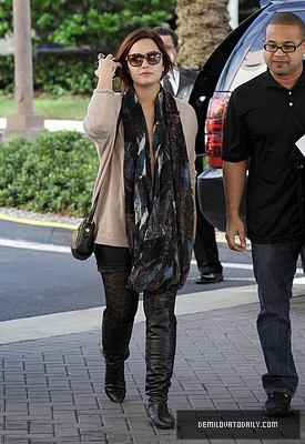 Demitzu (17) - Demi - December 10 - Arrives at her hotel in Fort Lauderdale in Miami FL