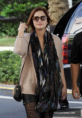 Demitzu (19) - Demi - December 10 - Arrives at her hotel in Fort Lauderdale in Miami FL