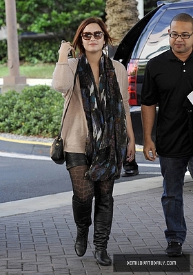 Demitzu (27) - Demi - December 10 - Arrives at her hotel in Fort Lauderdale in Miami FL