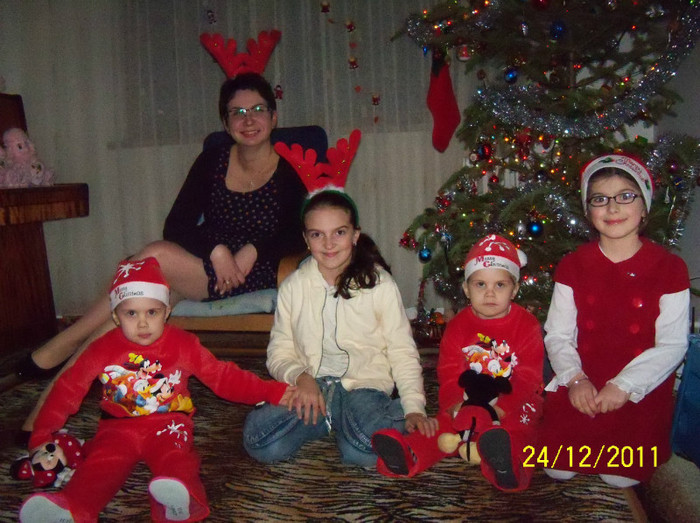 100_1907 - Mos Craciun 2011