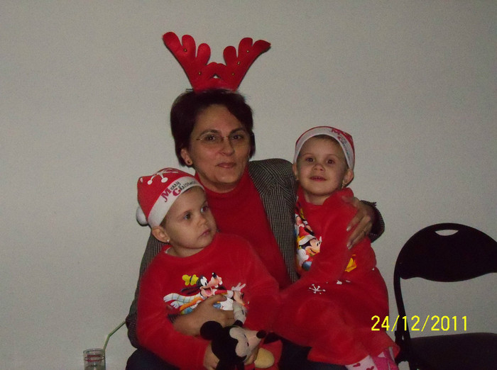 100_1908 - Mos Craciun 2011