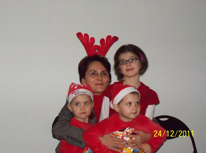 100_1910 - Mos Craciun 2011
