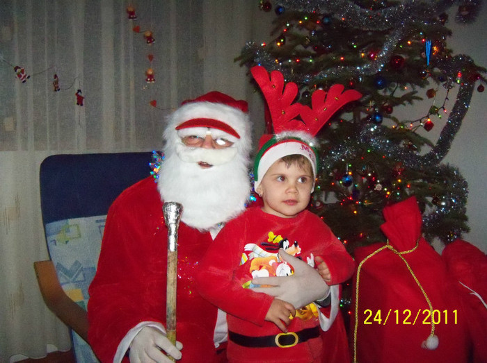 100_1917 - Mos Craciun 2011