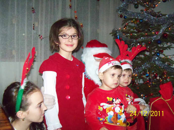 100_1930 - Mos Craciun 2011