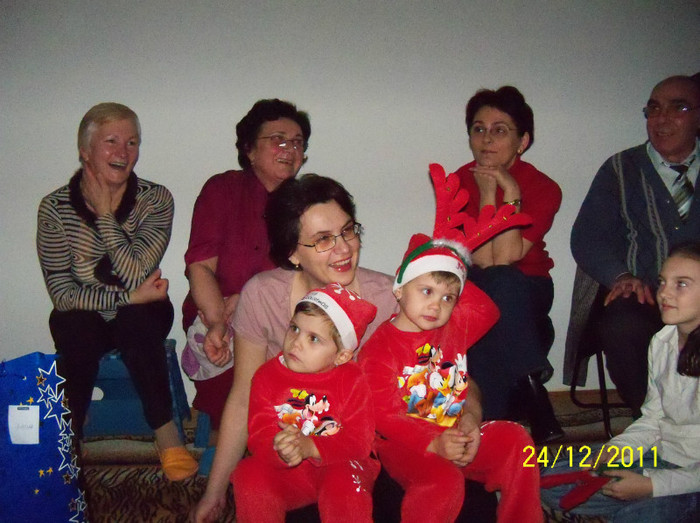 100_1935 - Mos Craciun 2011