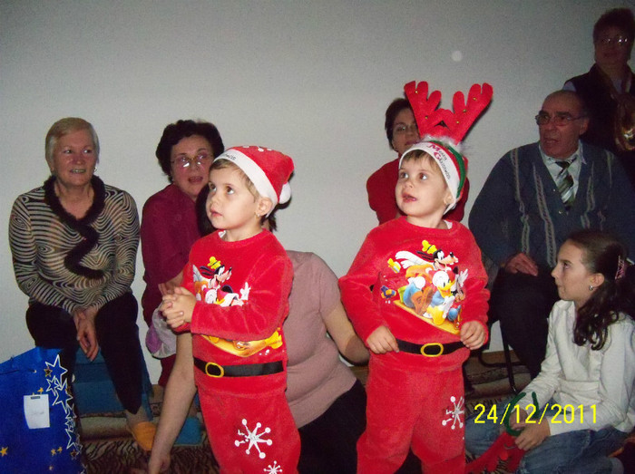 100_1938 - Mos Craciun 2011