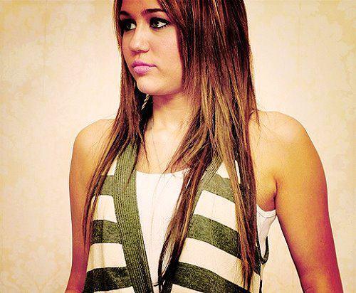 403082_268624399862954_108268369231892_792505_1752320299_n - miley cyrus