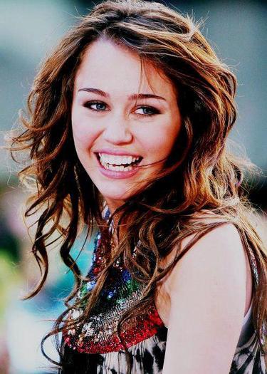 407934_270490769676317_108268369231892_797734_1817160791_n - miley cyrus