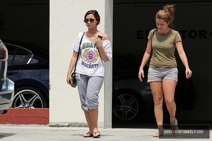 Demi - Demi - August 26 - Walks back to her car after visiting her doctor in Burbank CA