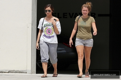 Demi (1) - Demi - August 26 - Walks back to her car after visiting her doctor in Burbank CA