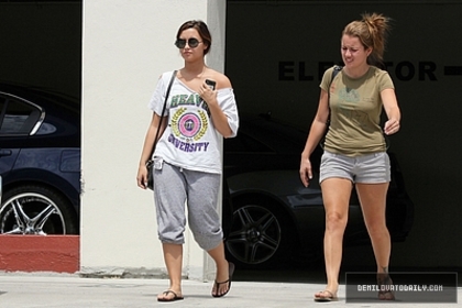 Demi (3) - Demi - August 26 - Walks back to her car after visiting her doctor in Burbank CA