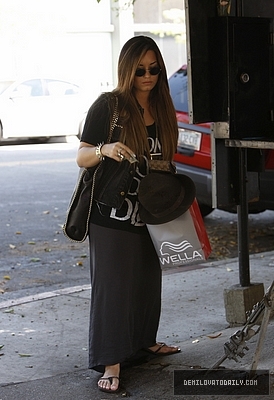 Demi (23) - Demi - August 17 - Leaving Nine Zero One Salon in Beverly Hills CA