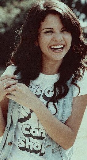 74632_141601059228905_119049044817440_198992_5607158_n - Selena Gomez 1