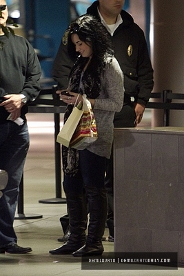 Demz (8) - Demi - January 30 - Shopping at Sherman Oaks Galleria