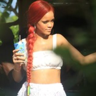 52105_mesq - Rihanna